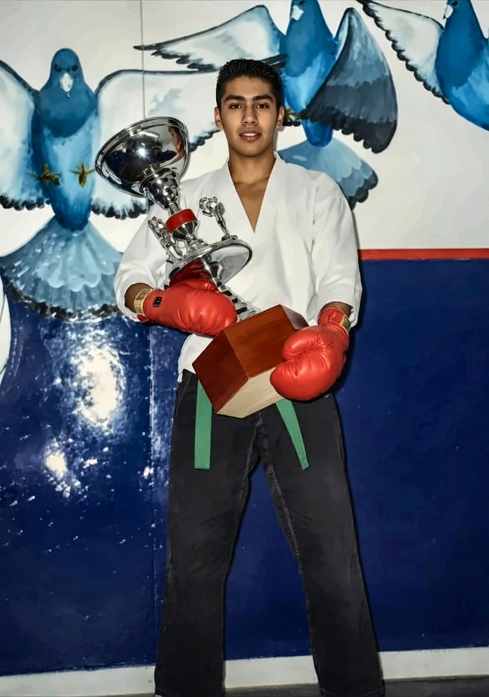 Alejandro Rojas joven con copa y guantes