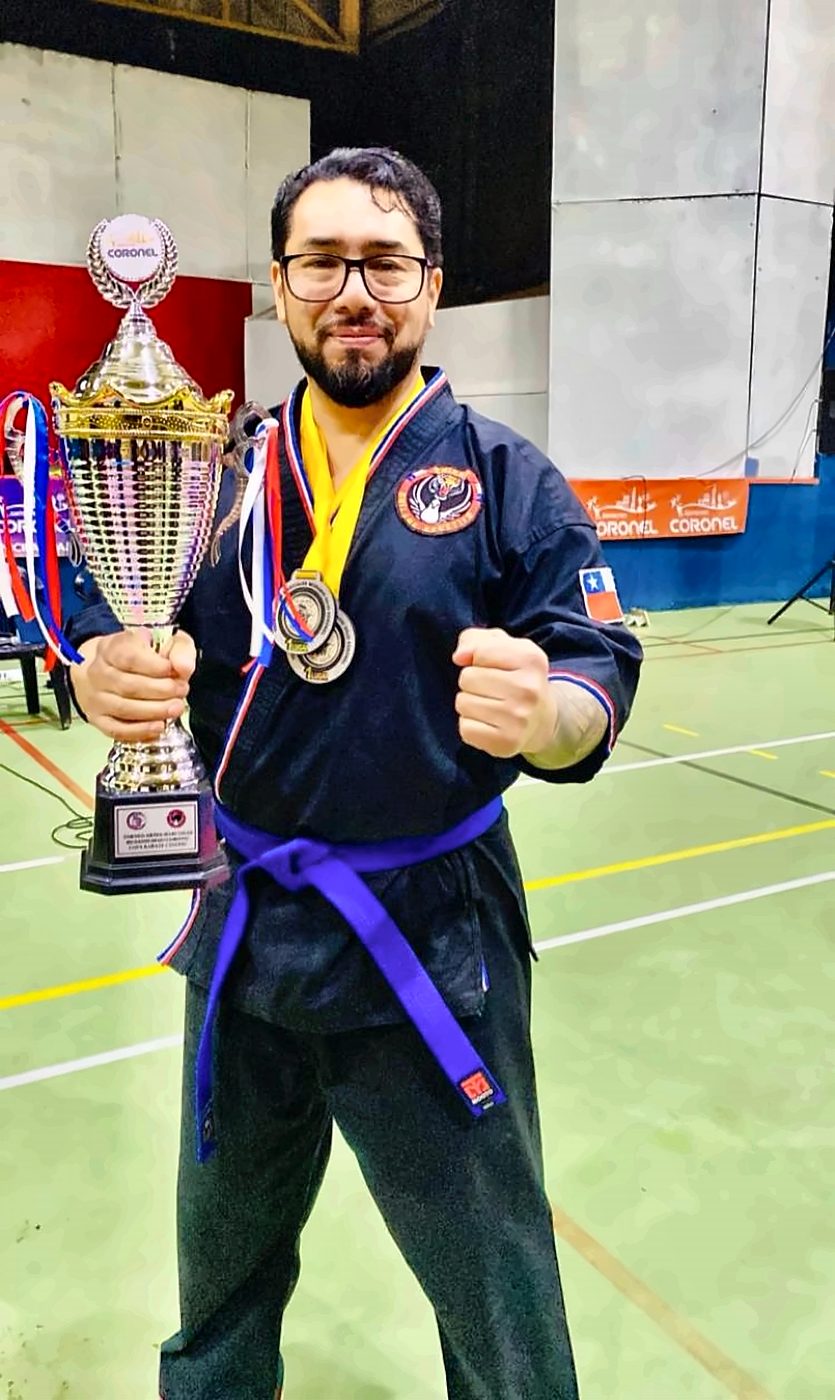 Con la copa del torneo en Coronel