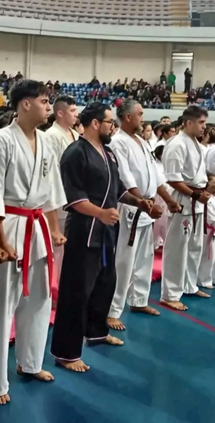 En la formación de un torneo junto a karatecas de otros estilos